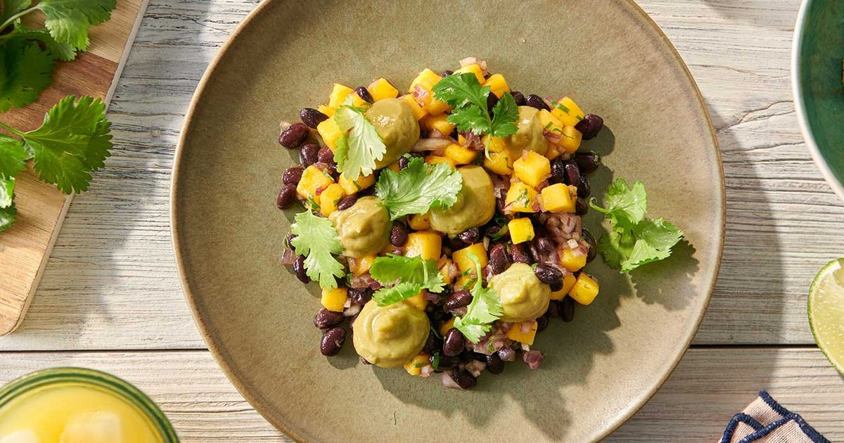 Salat mit Mango, schwarzen Bohnen und Avocado-Mousse | Kikkoman