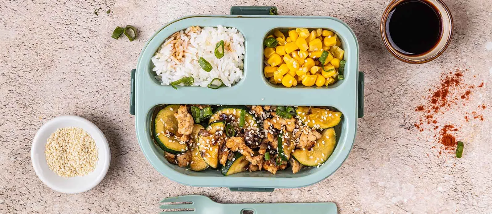 Reis-Bowl mit Pute und Zucchini
