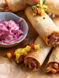 Taquitos mit roten Bohnen, Mais und Paprika