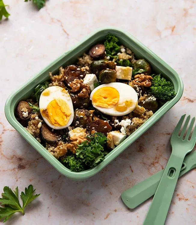 Quinoa-Salat mit karamellisierten Kohlsprossen