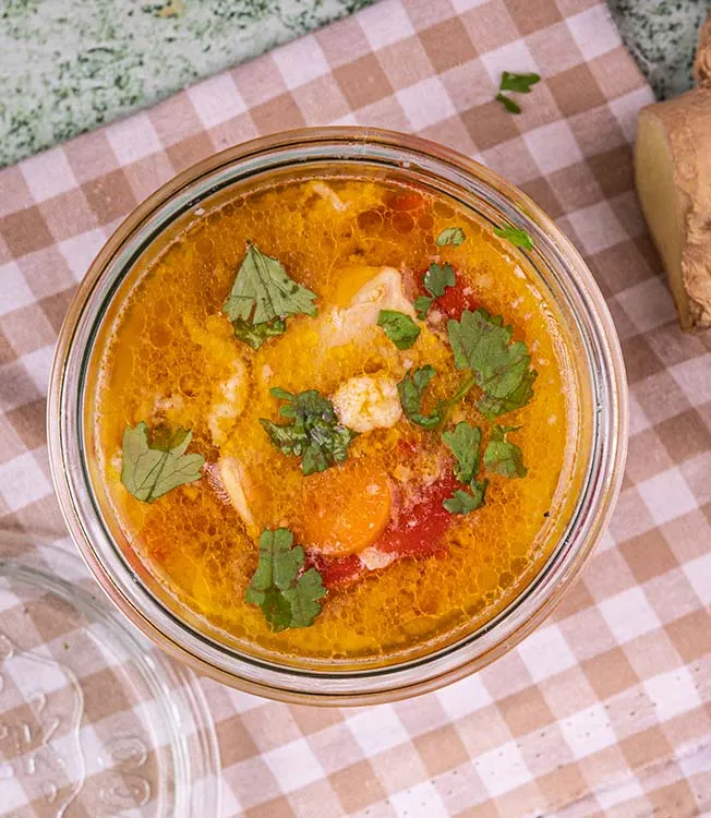 Hühnersuppe Asia-Style mit Gemüse und Ei