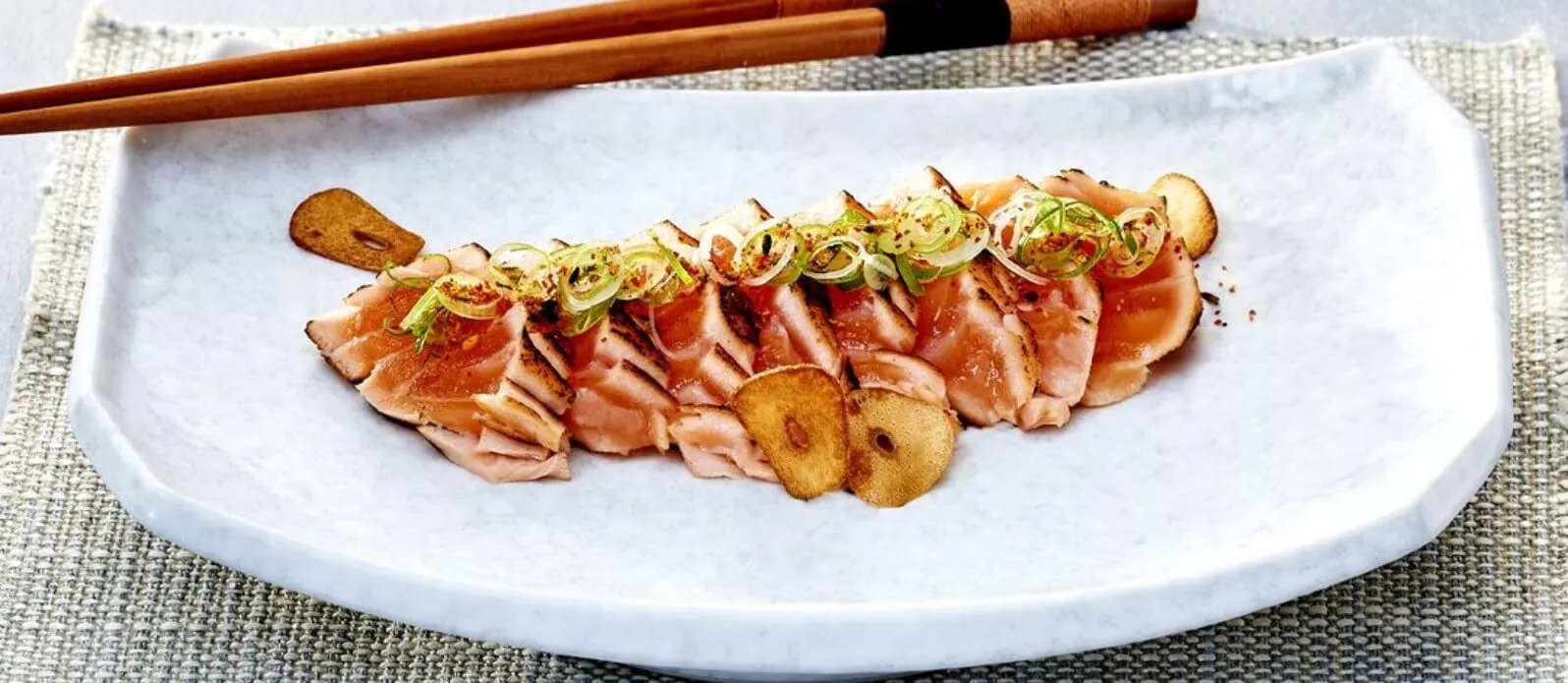 Lachs-Tartar-Steaks mit Ponzu-Rettich Dip