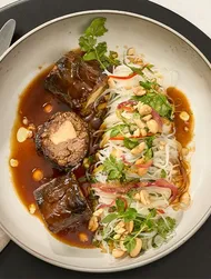 Asiatische Rindsroulade mit Pak-Choi-Glasnudeln