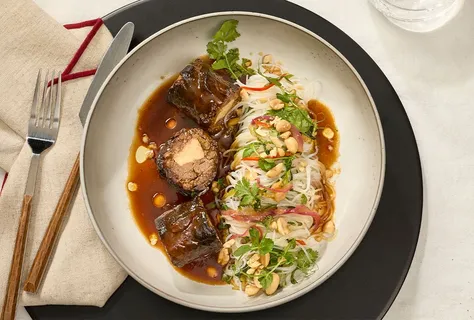 Asiatische Rindsroulade mit Pak-Choi-Glasnudeln