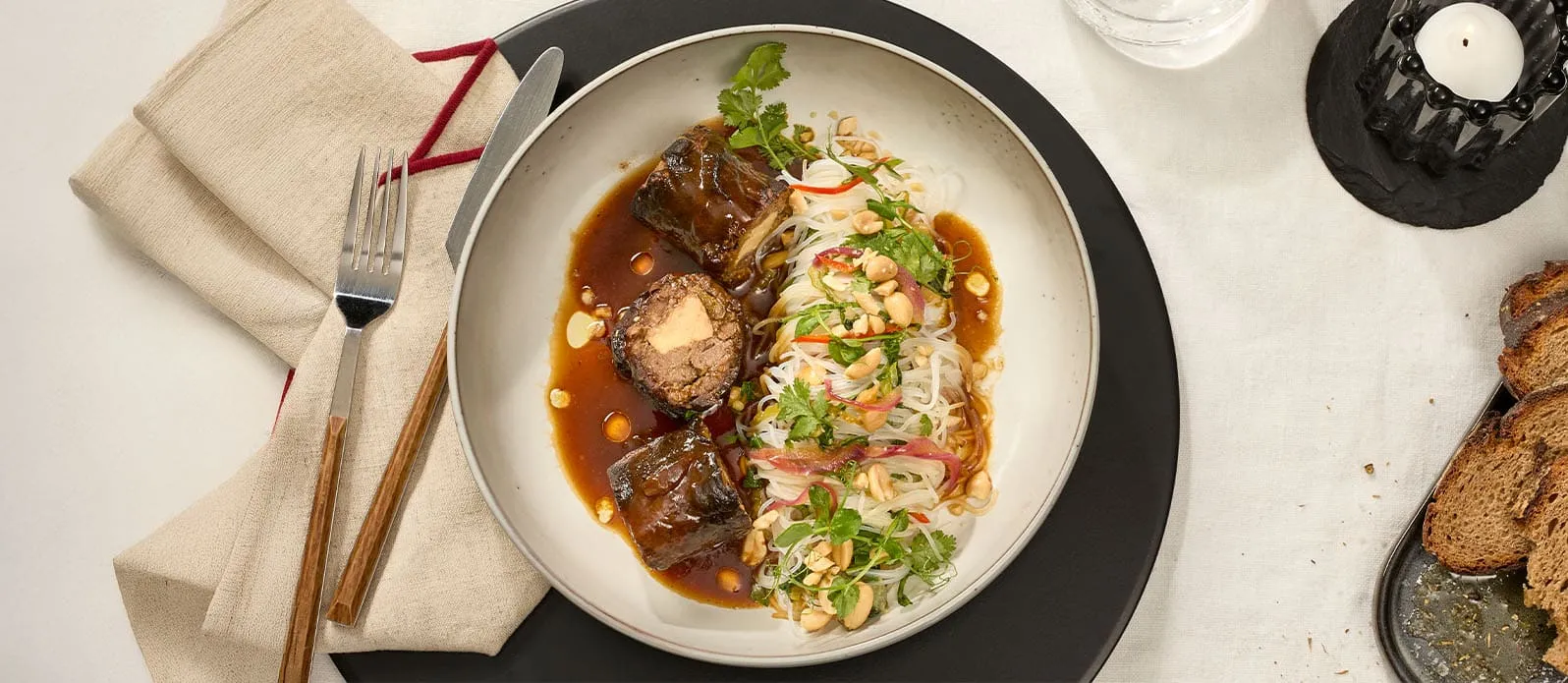 Asiatische Rindsroulade mit Pak-Choi-Glasnudeln