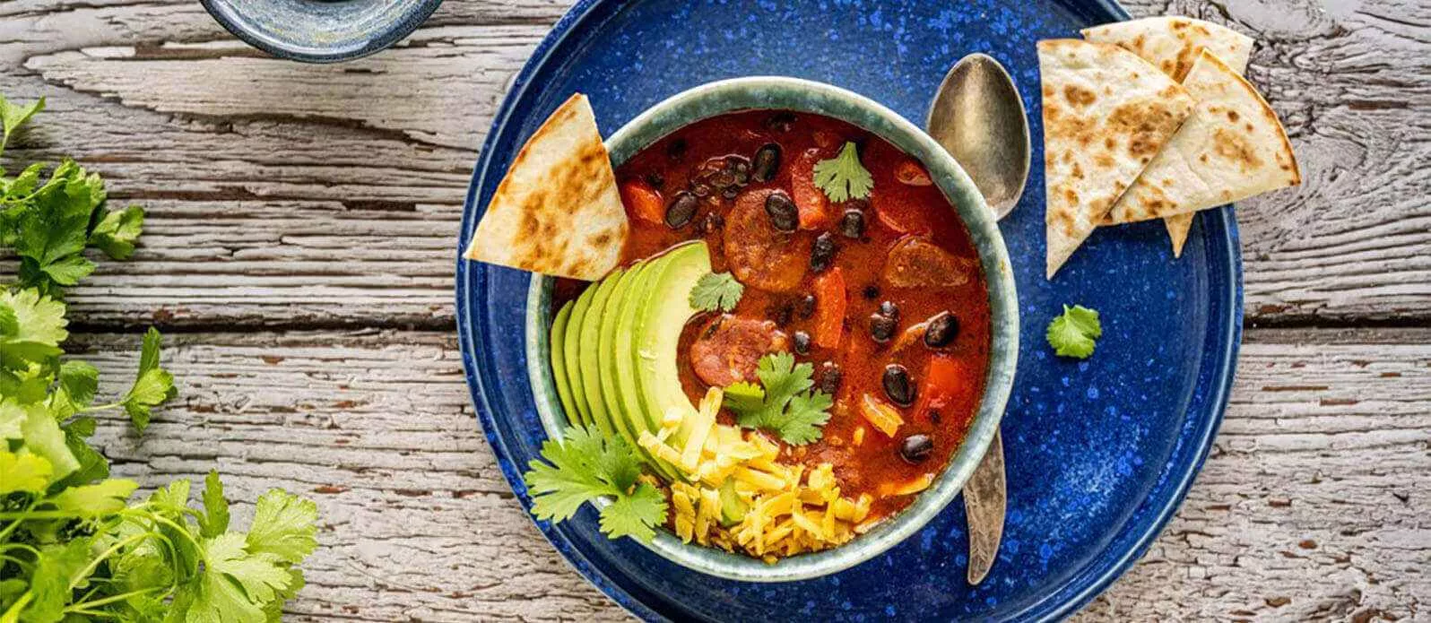 Scharfe schwarze Bohnensuppe mit Chorizo