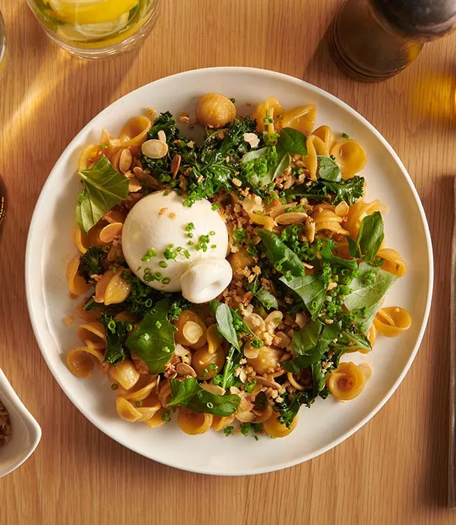 Orecchiette mit Grünkohl, Mandeln und Burrata