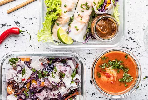 Mittagsgerichte mit Shrimps, Fisch und gebratenem Gemüse