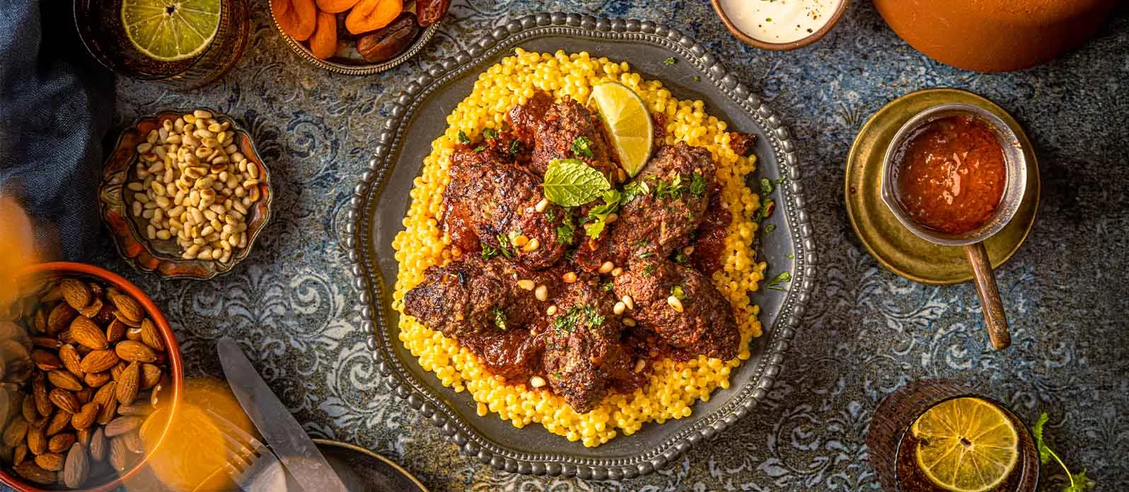 Rindfleisch-Kofta in Soja-Tomatensauce