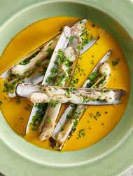 Cremige Schwertmuschel-Suppe mit Sojasauce