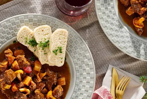 Böhmisches Hirschgulasch mit Pilzen