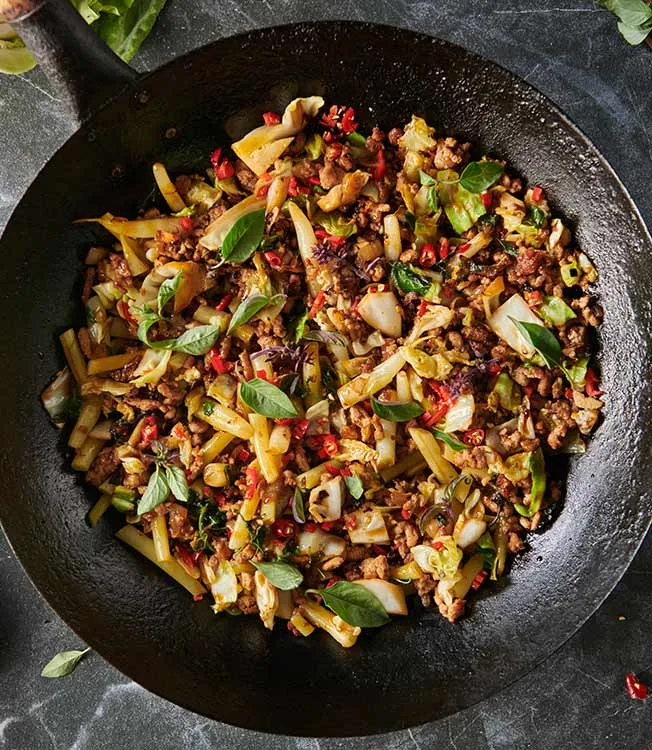 Thailändisches Schweinefaschiertes mit Kraut und Chili