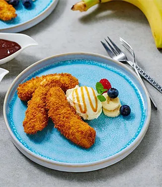 Knusprige Bananen mit Vanille-Eis und Schoko- oder Karamelsauce