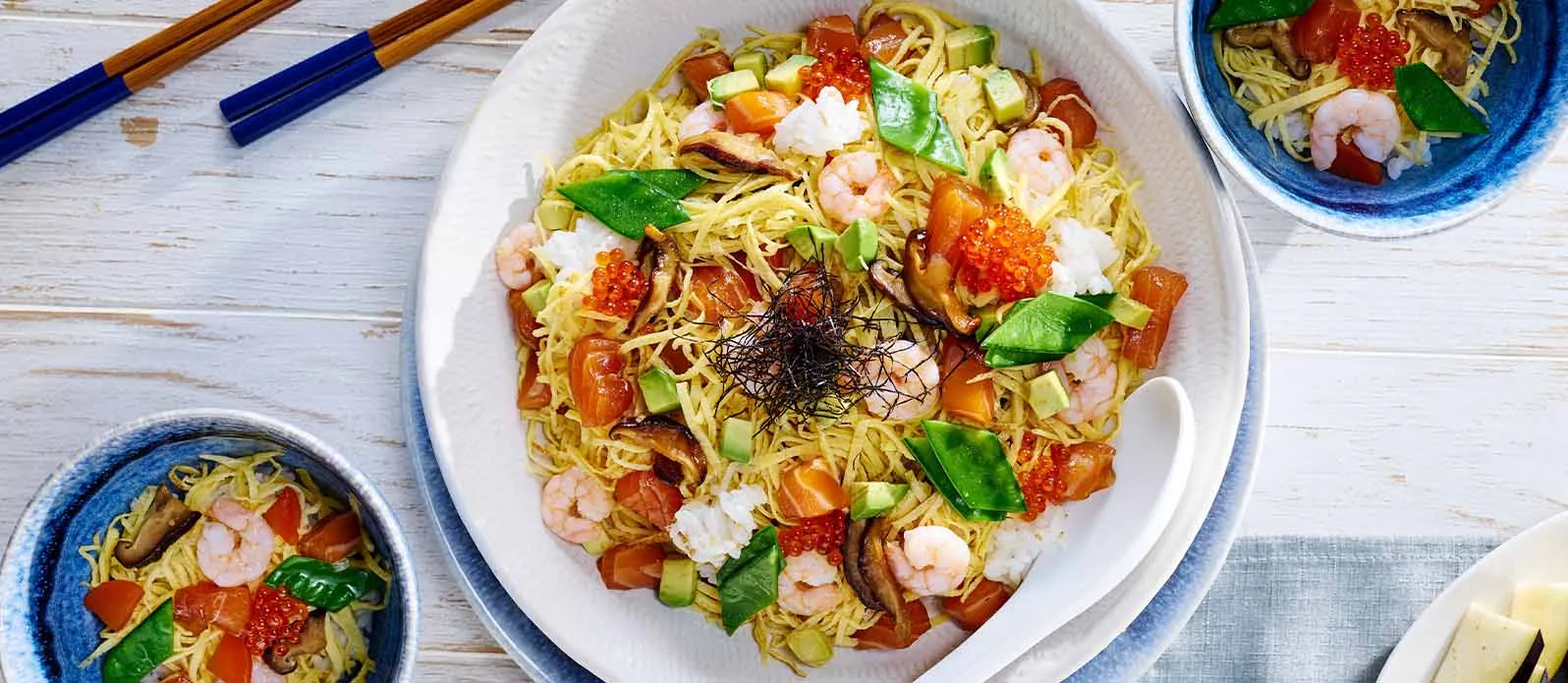 Chirashi-Sushi mit Lachs und Reis