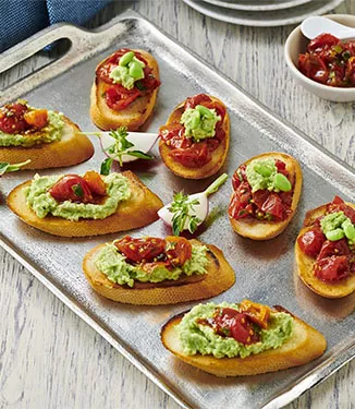 Bruschetta mit Edamame und halbgetrockneten Tomaten