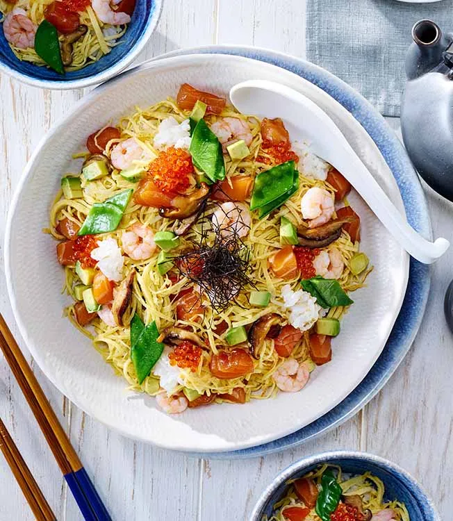 Chirashi-Sushi mit Lachs und Reis