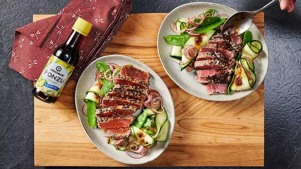 Gebratene Thunfischsteaks mit Sesamkörnern | Kikkoman Gebratene Thunfischsteaks mit Sesamkörnern | Kikkoman