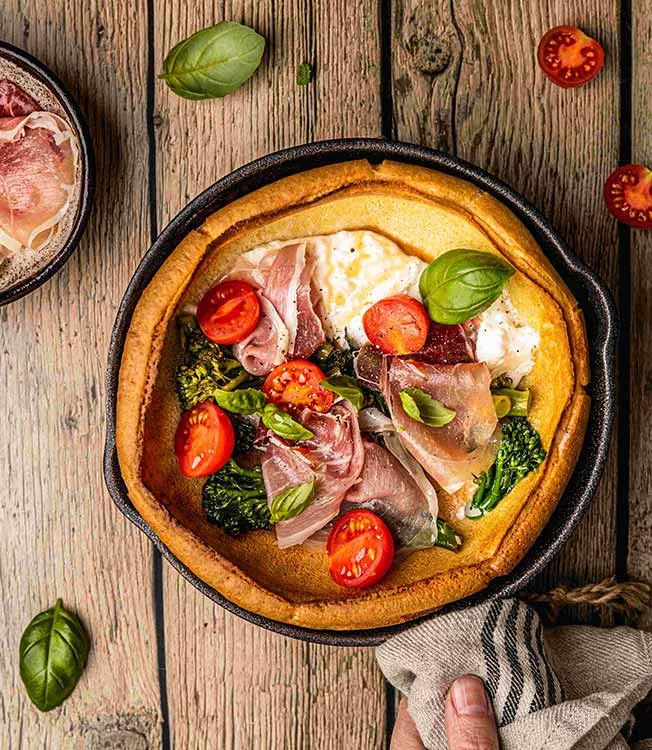 Dutch Baby (Ofen-Pancakes) mit Burrata and Prosciutto
