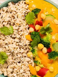 Vegetarisches Curry mit Sojasauce & Kokosmilch