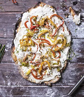 Flammkuchen mit karamellisiertem Gemüse