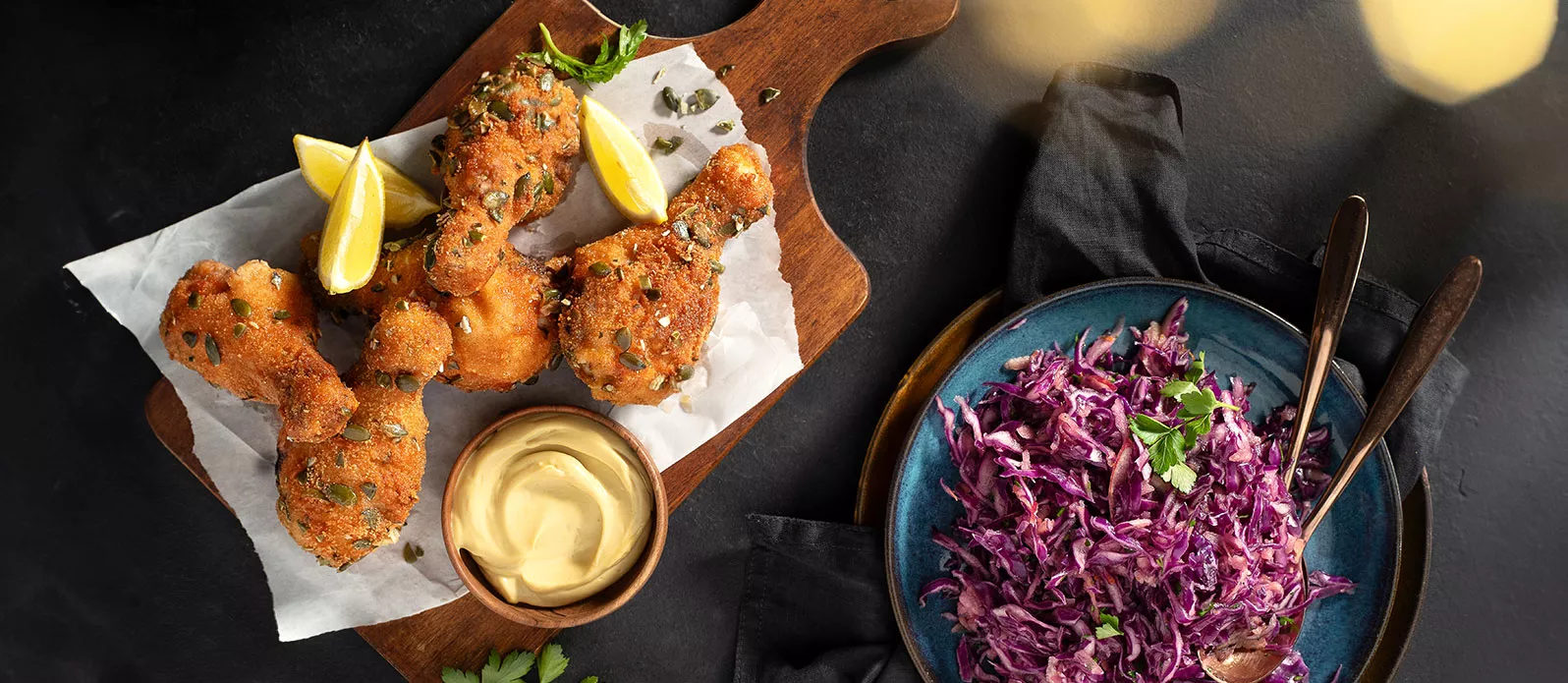 Backhendl mit Rotkraut-Apfel-Salat und Zitronen-Mayonnaise