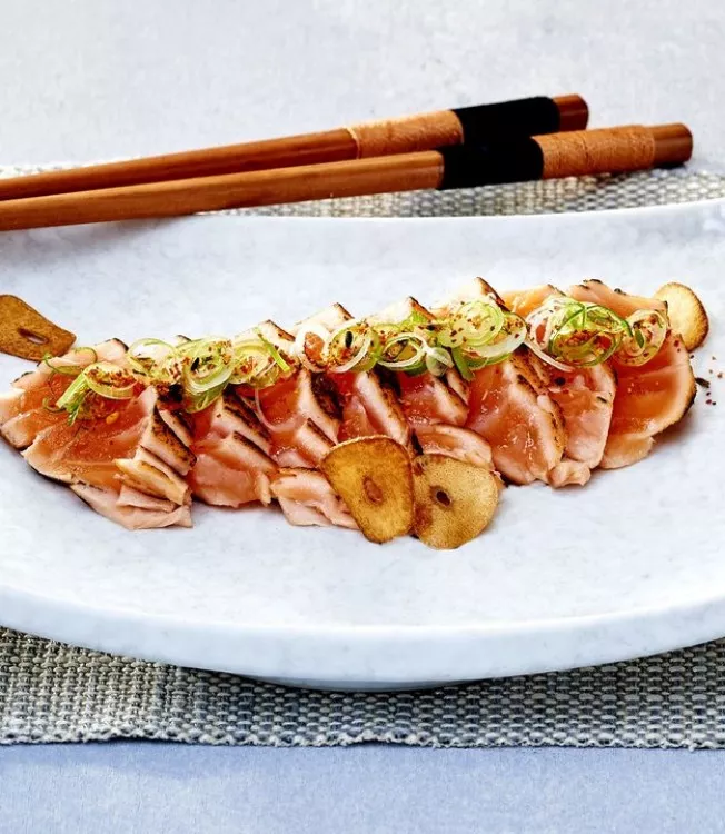 Lachs-Tartar-Steaks mit Ponzu-Rettich Dip