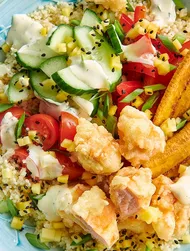 Poke Bowl mit Tempura-Lachs und Couscous