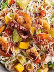 Reisnudel-Bowl mit Meeresfrüchten und Poke-Dressing