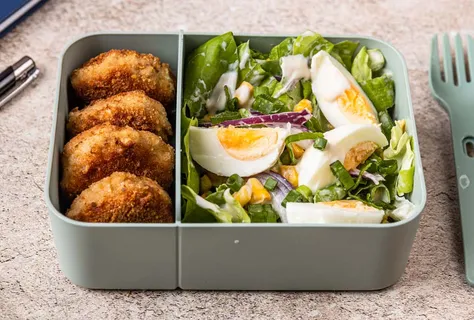 Mini-Patties mit Joghurt-Dip