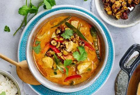 Rotes Thai-Curry mit Hendl und Kokos