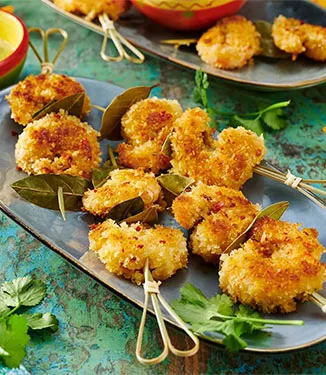 Pikante panierte Garnelen-Spieße mit cremigem Edamame-Dip