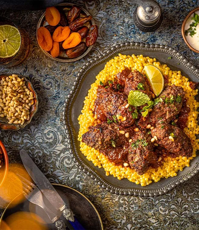 Rindfleisch-Kofta in Soja-Tomatensauce