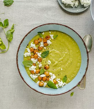 Einfache Erbsensuppe mit Minze, Kichererbsen und Feta-Käse