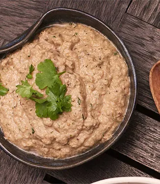 Gegrillter Auberginendip mit Knoblauch