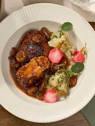 „Coq au Soy“ mit Topinambur und eingelegten Radieschen