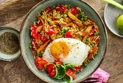 Nasi Goreng mit Hühnerfleisch und würziger Sauce