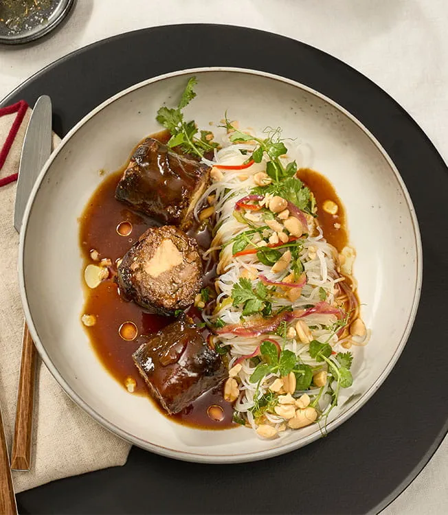 Asiatische Rindsroulade mit Pak-Choi-Glasnudeln