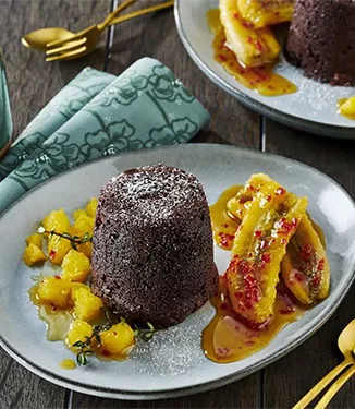 Schokoladen-Soja-Soufflé medium mit gebratenen Chili-Bananen