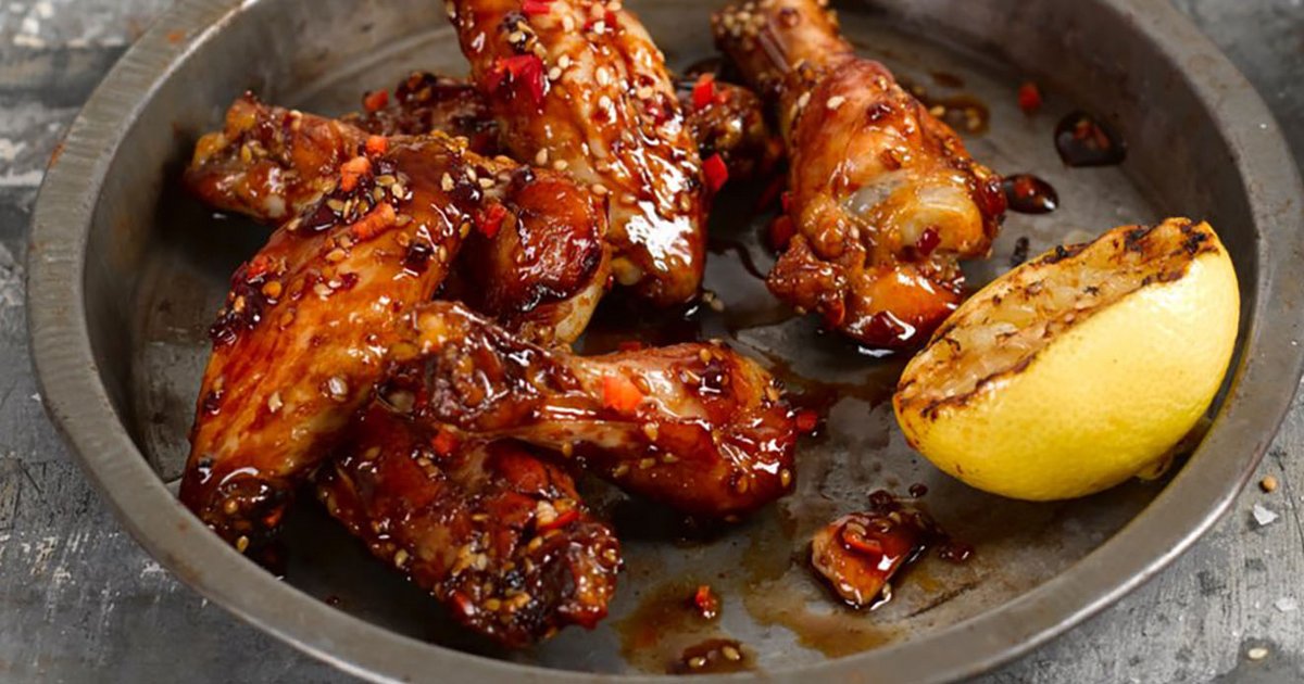 Karamellisierte Chicken Wings mit pikantem Chili-Dip | Kikkoman