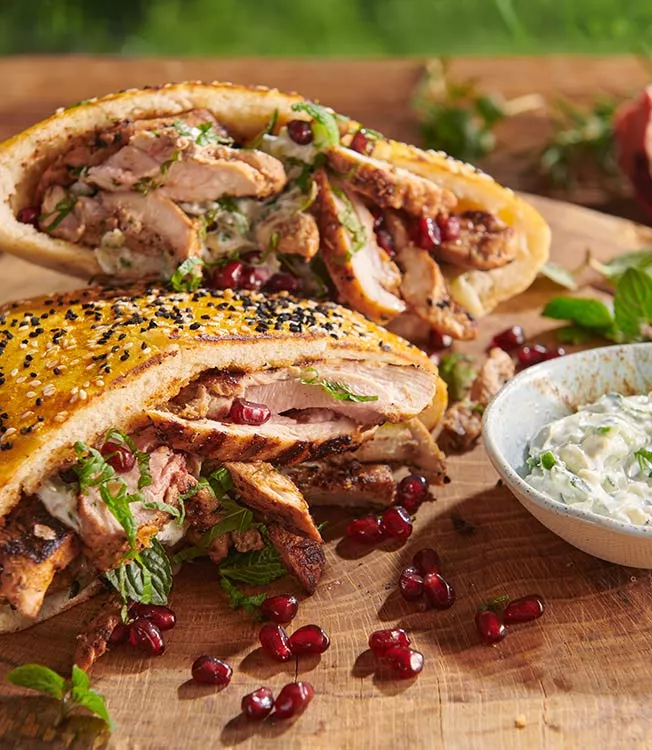 Gyros mit Hühnerfleisch, Pitabrot und Tzatziki-Sauce