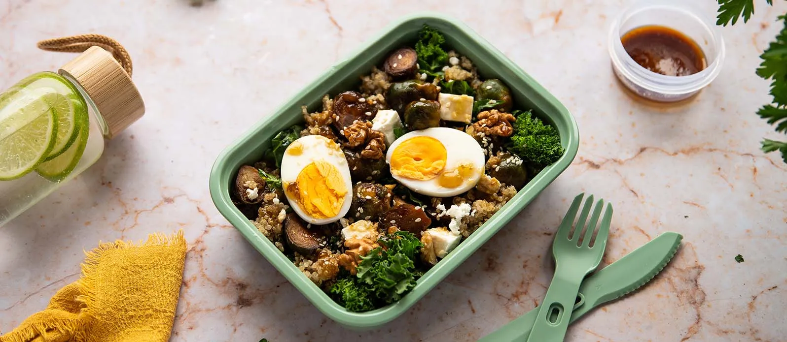 Quinoa-Salat mit karamellisierten Kohlsprossen