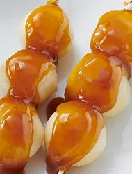 Mitarashi-dango (Mochi Bällchen mit süßer Sojasauce)