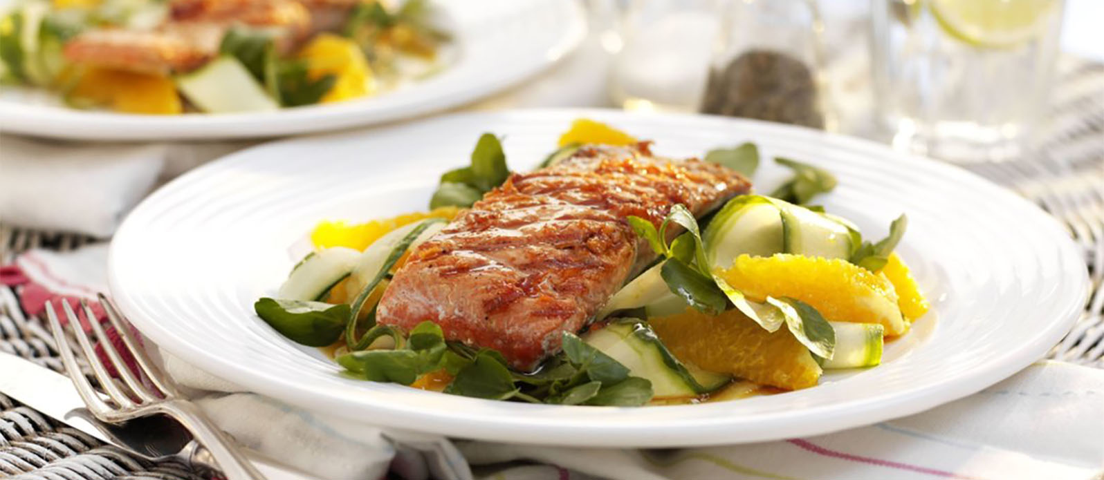 Limettenlachs auf Orangen- und Gurkensalat | Kikkoman